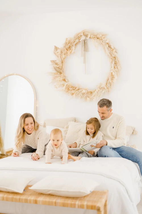 bonheur meubles enfant sourire gris